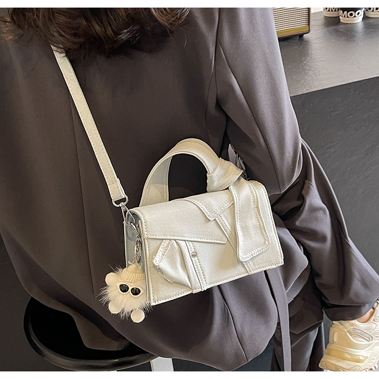 Women's Medium Denim Solid Color Classic Style Streetwear Magnetic Buckle Shoulder Bag Crossbody Bag display picture 6