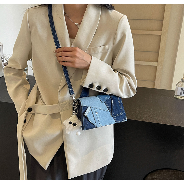 Women's Medium Denim Solid Color Classic Style Streetwear Magnetic Buckle Shoulder Bag Crossbody Bag display picture 7