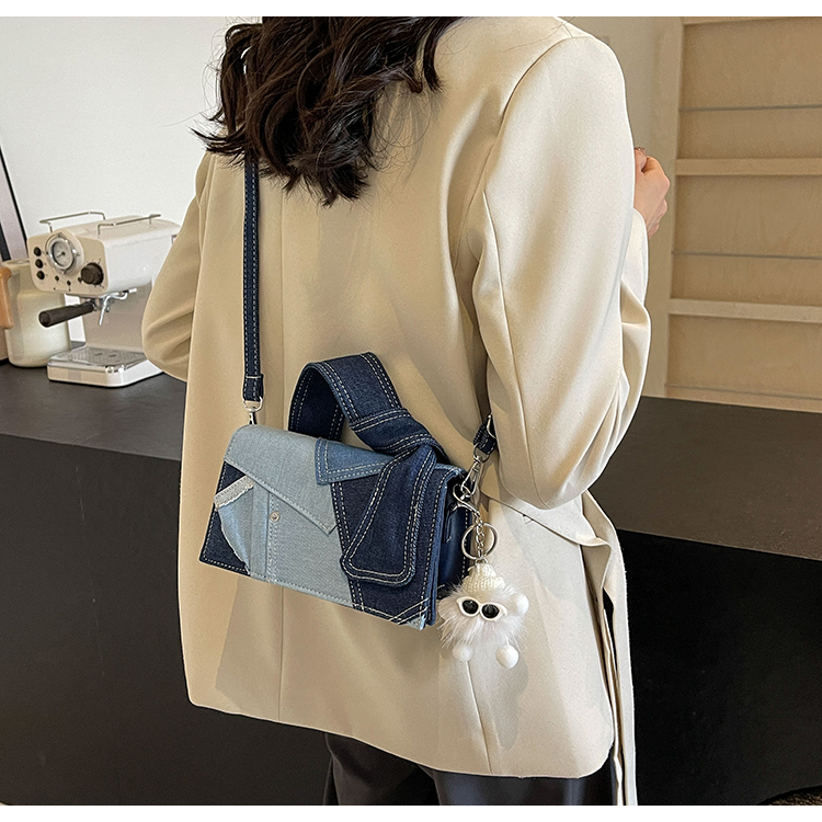 Women's Medium Denim Solid Color Classic Style Streetwear Magnetic Buckle Shoulder Bag Crossbody Bag display picture 3
