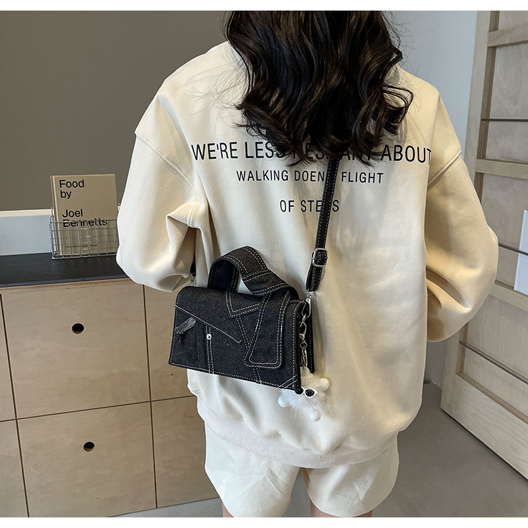 Women's Medium Denim Solid Color Classic Style Streetwear Magnetic Buckle Shoulder Bag Crossbody Bag display picture 5