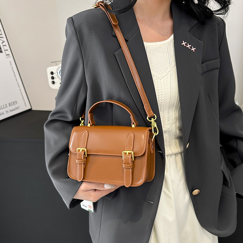 Women's Pu Leather Solid Color Elegant Classic Style Flip Cover Crossbody Bag display picture 2