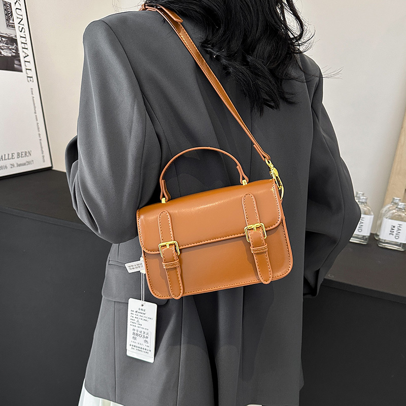 Women's Pu Leather Solid Color Elegant Classic Style Flip Cover Crossbody Bag display picture 8