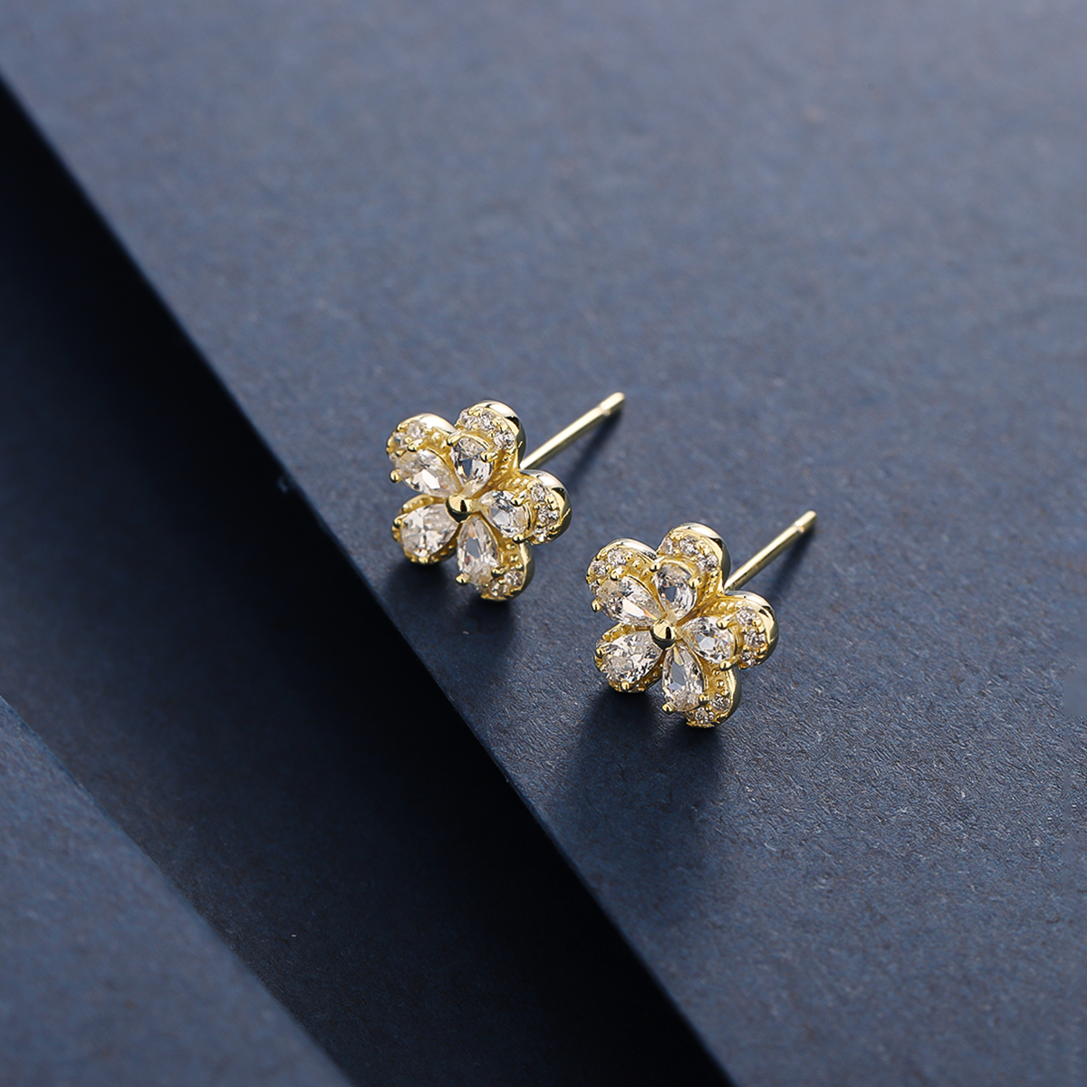 1 Pair Lady Classic Style Solid Color Flower Plating Inlay Sterling Silver Zircon 14K Gold Plated Ear Studs display picture 6