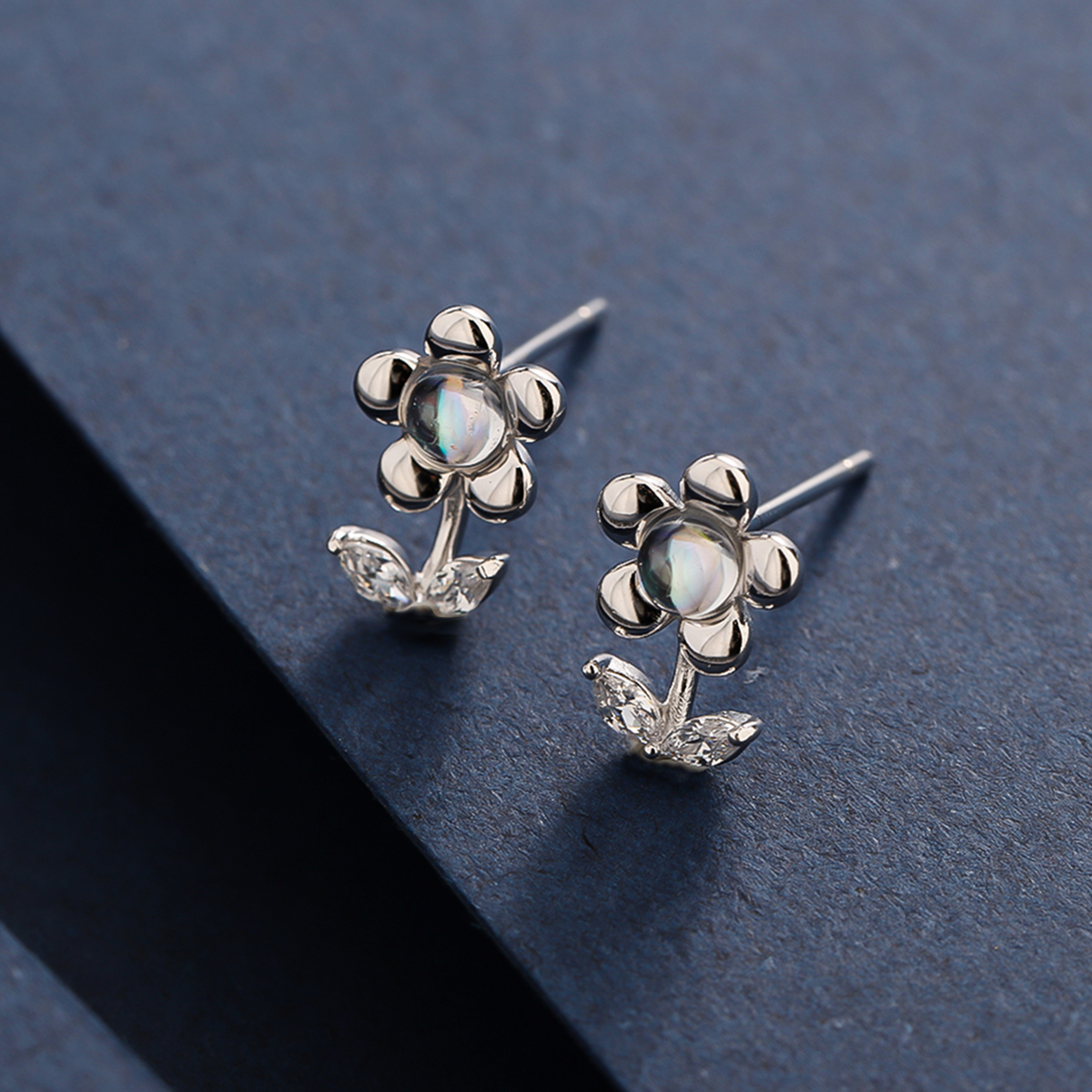 1 Pair Simple Style Korean Style Sunflower Plating Inlay Sterling Silver Zircon 14K Gold Plated Ear Studs display picture 9