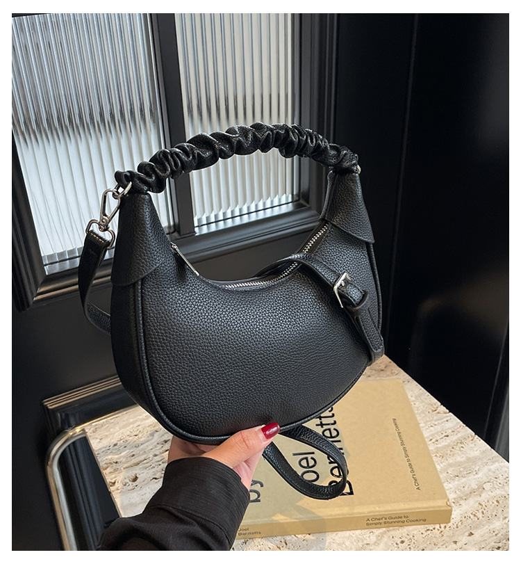 Women's Medium Pu Leather Solid Color Classic Style Streetwear Dumpling Shape Zipper Shoulder Bag Crossbody Bag display picture 1