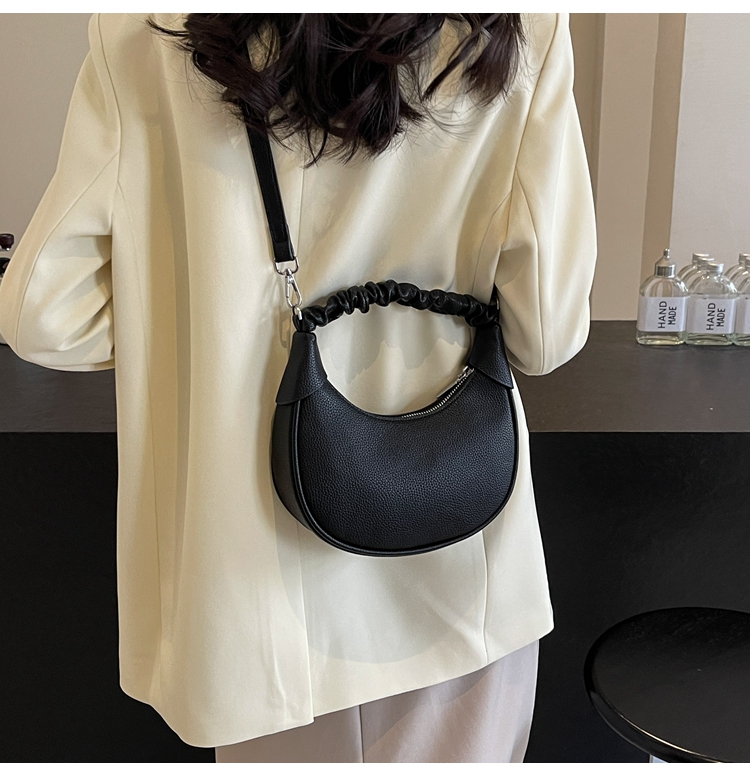 Women's Medium Pu Leather Solid Color Classic Style Streetwear Dumpling Shape Zipper Shoulder Bag Crossbody Bag display picture 6