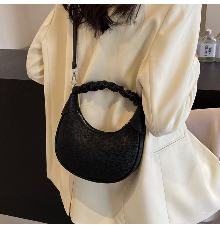 Women's Medium Pu Leather Solid Color Classic Style Streetwear Dumpling Shape Zipper Shoulder Bag Crossbody Bag display picture 9