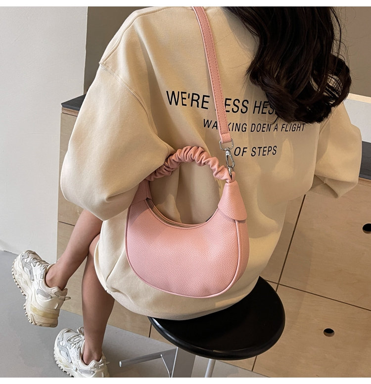 Women's Medium Pu Leather Solid Color Classic Style Streetwear Dumpling Shape Zipper Shoulder Bag Crossbody Bag display picture 4