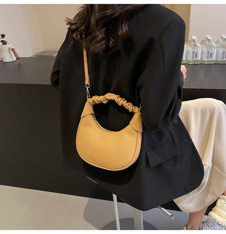 Women's Medium Pu Leather Solid Color Classic Style Streetwear Dumpling Shape Zipper Shoulder Bag Crossbody Bag display picture 3