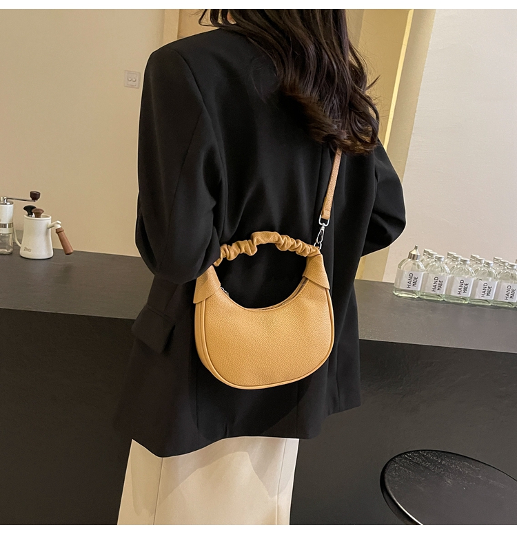 Women's Medium Pu Leather Solid Color Classic Style Streetwear Dumpling Shape Zipper Shoulder Bag Crossbody Bag display picture 8