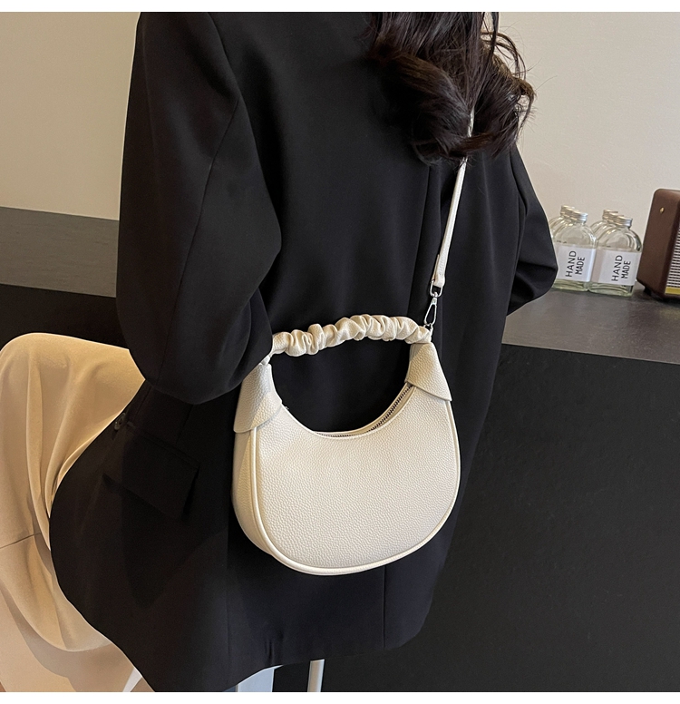 Women's Medium Pu Leather Solid Color Classic Style Streetwear Dumpling Shape Zipper Shoulder Bag Crossbody Bag display picture 7