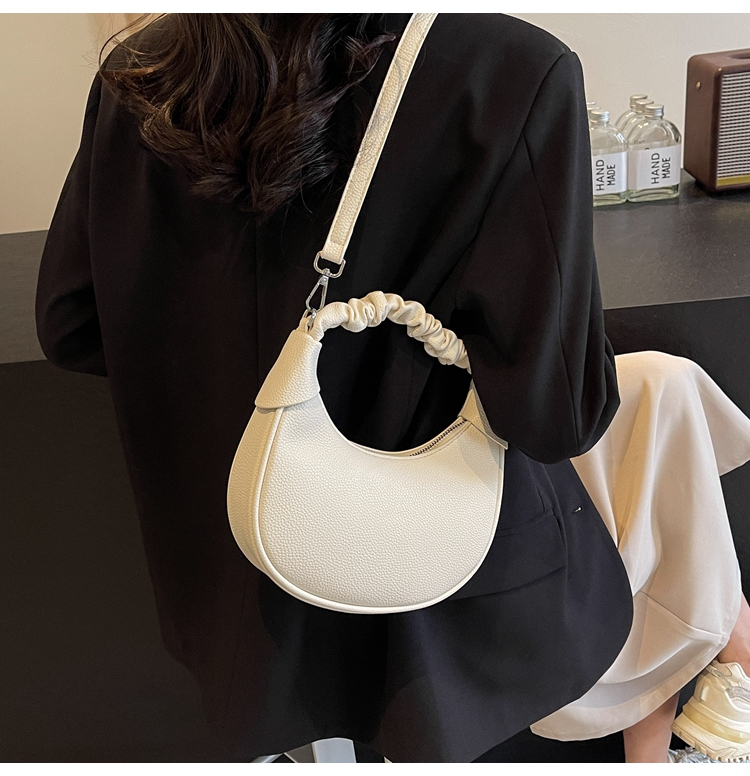 Women's Medium Pu Leather Solid Color Classic Style Streetwear Dumpling Shape Zipper Shoulder Bag Crossbody Bag display picture 10