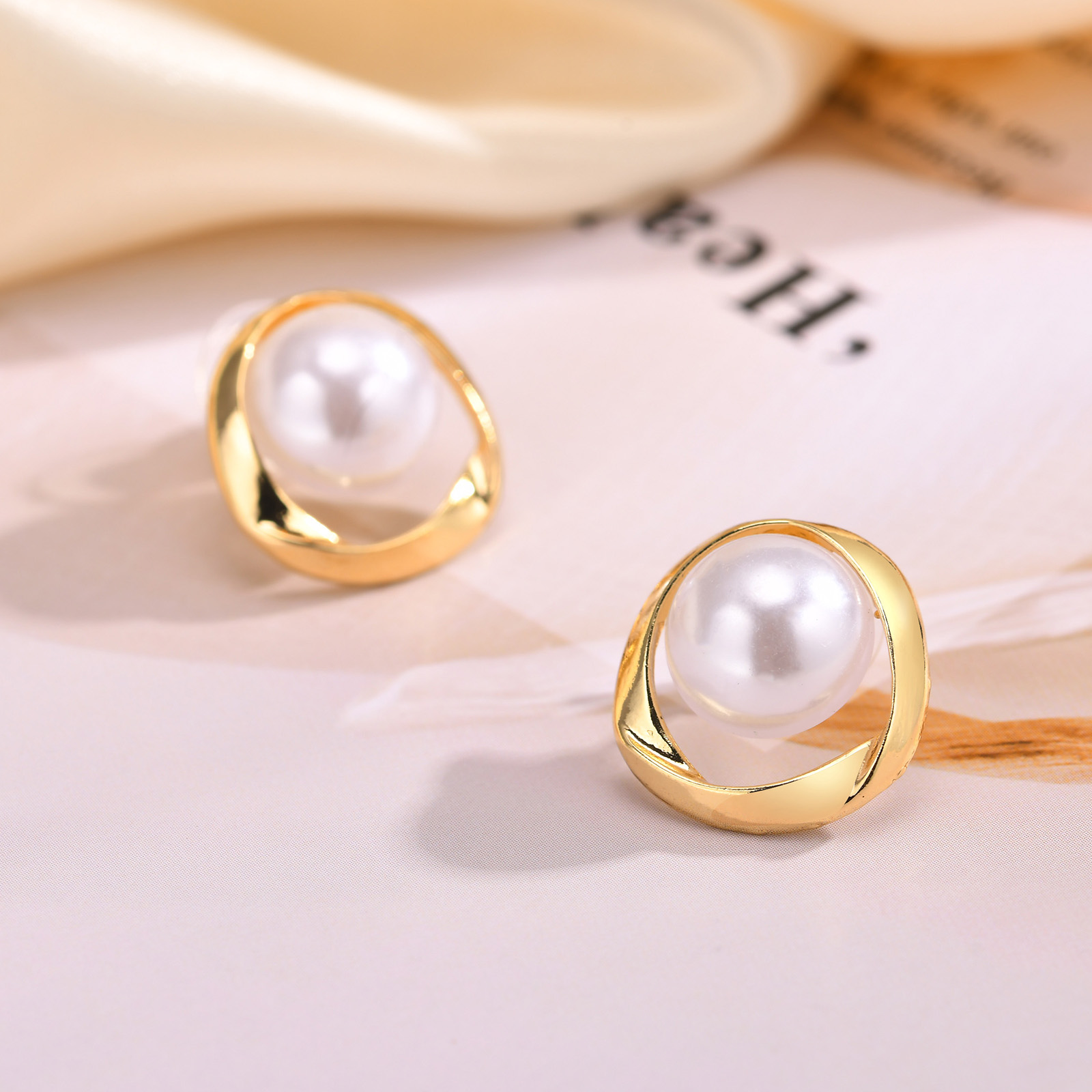 1 Pair Simple Style Geometric Inlay Copper Alloy Artificial Pearls 18K Gold Plated Ear Studs display picture 3