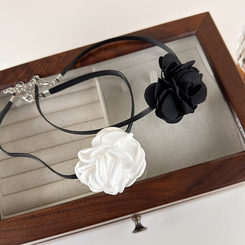Elegant Flower Cloth Wax Rope Women's Choker display picture 4