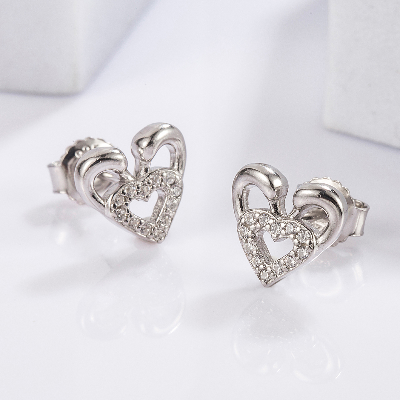 1 Pair Elegant Romantic Shiny Triangle Heart Shape Crown Inlay Carving Sterling Silver Zircon White Gold Plated Ear Studs display picture 2