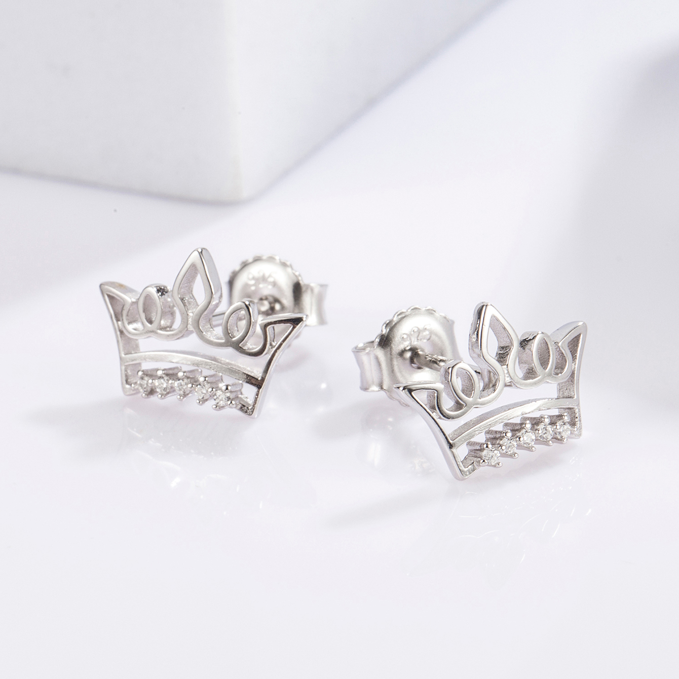 1 Pair Elegant Romantic Shiny Triangle Heart Shape Crown Inlay Carving Sterling Silver Zircon White Gold Plated Ear Studs display picture 3