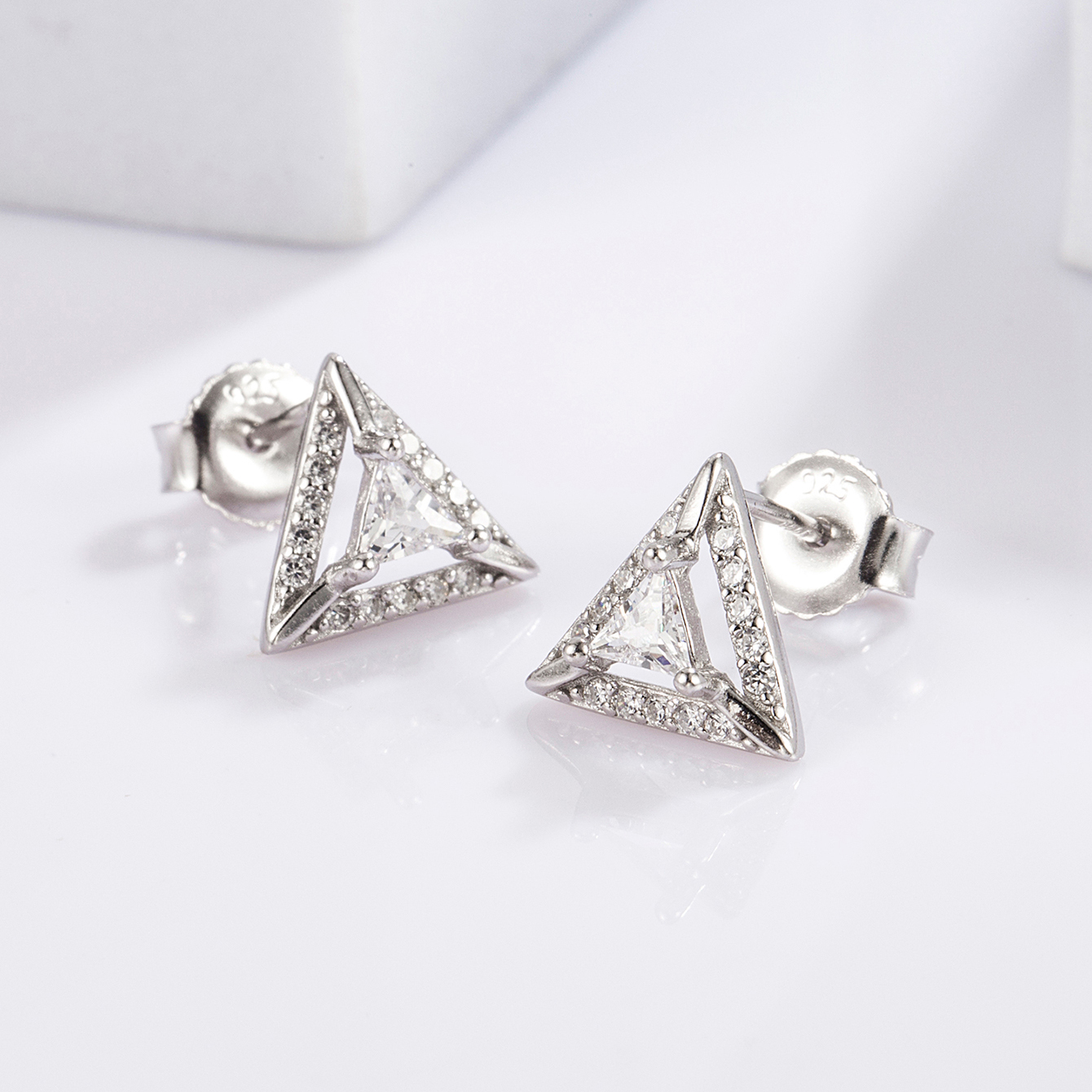 1 Pair Elegant Romantic Shiny Triangle Heart Shape Crown Inlay Carving Sterling Silver Zircon White Gold Plated Ear Studs display picture 7