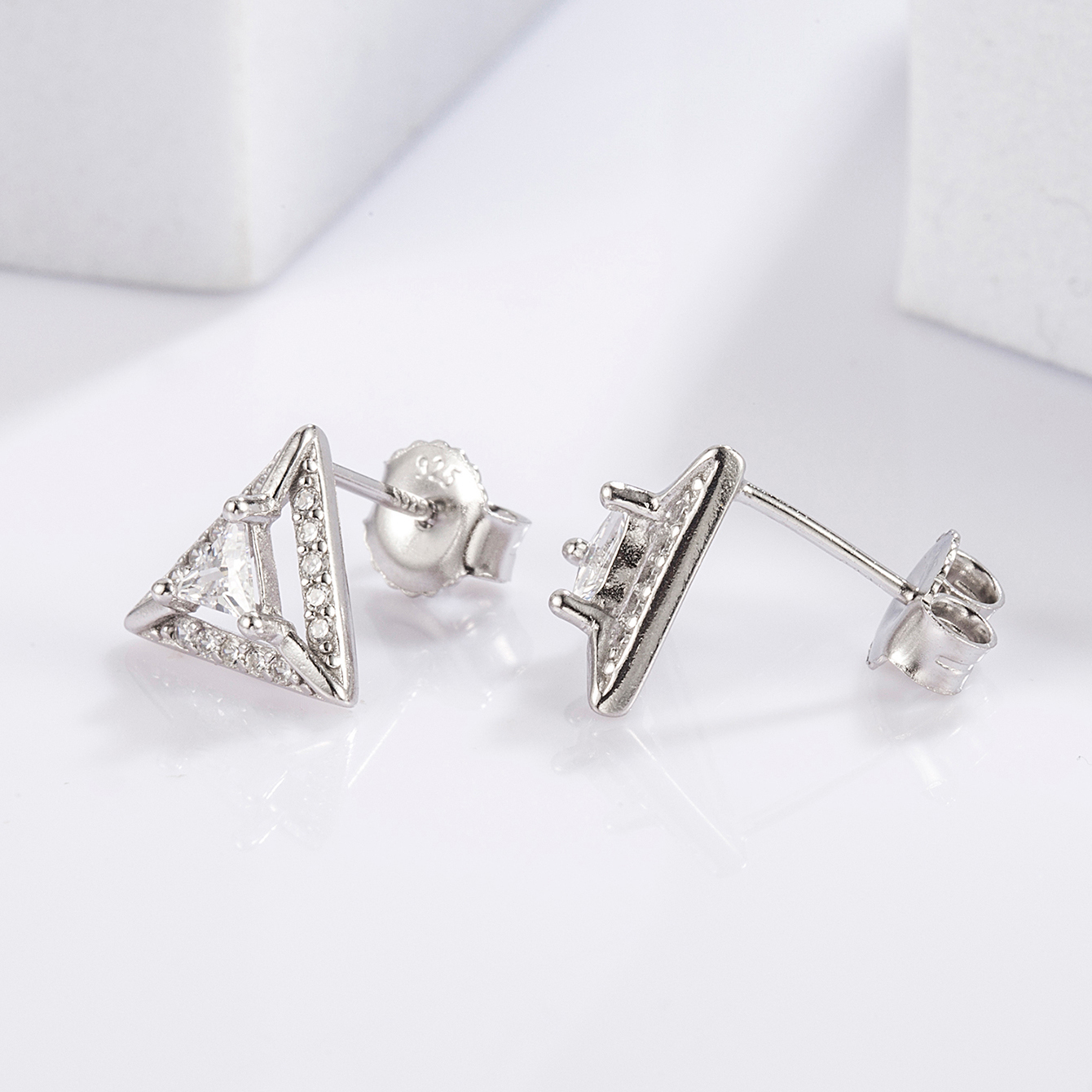 1 Pair Elegant Romantic Shiny Triangle Heart Shape Crown Inlay Carving Sterling Silver Zircon White Gold Plated Ear Studs display picture 8