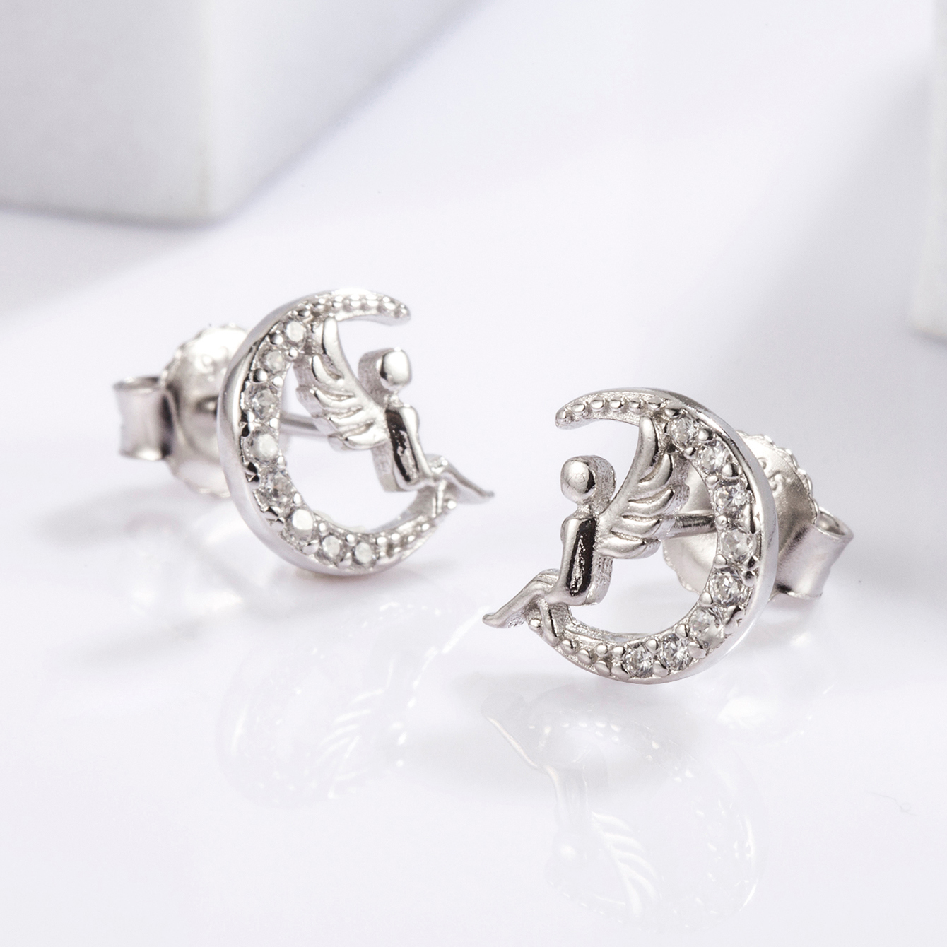 1 Pair Elegant Romantic Shiny Triangle Heart Shape Crown Inlay Carving Sterling Silver Zircon White Gold Plated Ear Studs display picture 11