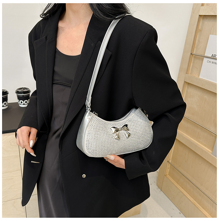 Femmes Moyen Faux Cuir Couleur Unie Noeud D'Arc Élégant Style Classique Strass Forme D'Oreiller Fermeture Éclair Sac Sous Les Bras display picture 2