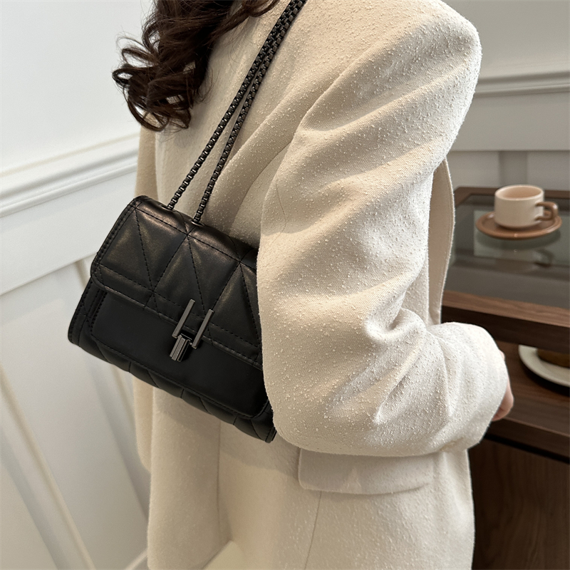 Women's Medium Pu Leather Solid Color Vintage Style Classic Style Square Flip Cover Crossbody Bag display picture 4