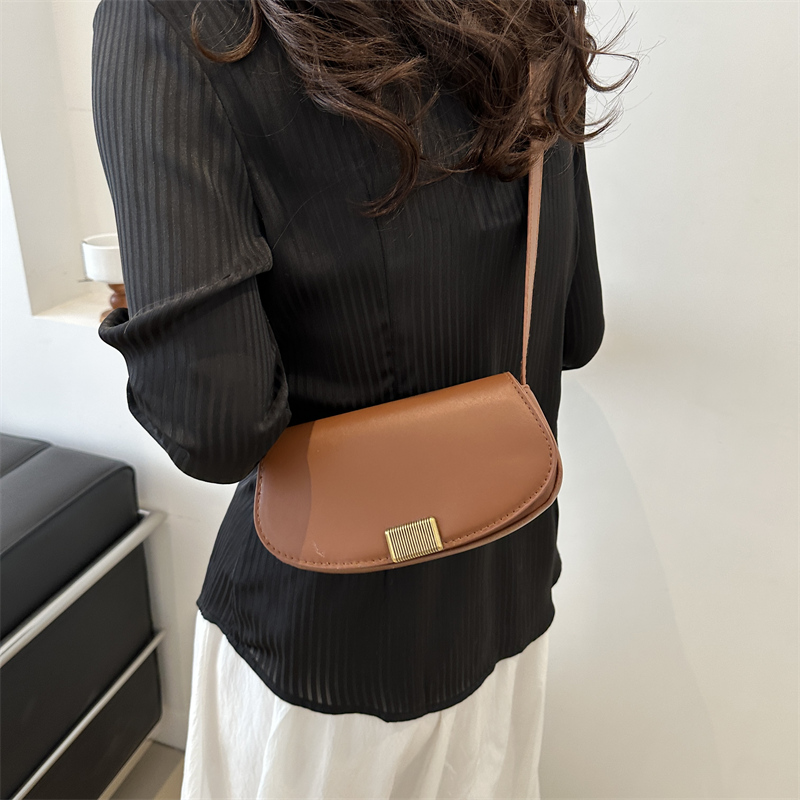 Women's Medium Pu Leather Solid Color Classic Style Square Flip Cover Saddle Bag display picture 10