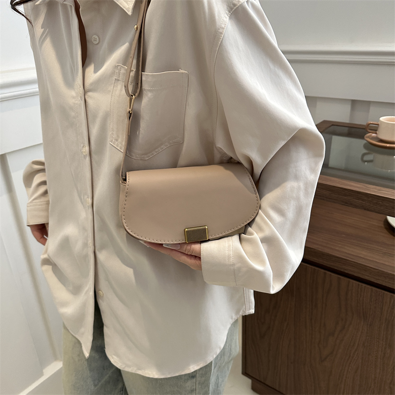 Women's Medium Pu Leather Solid Color Classic Style Square Flip Cover Saddle Bag display picture 6