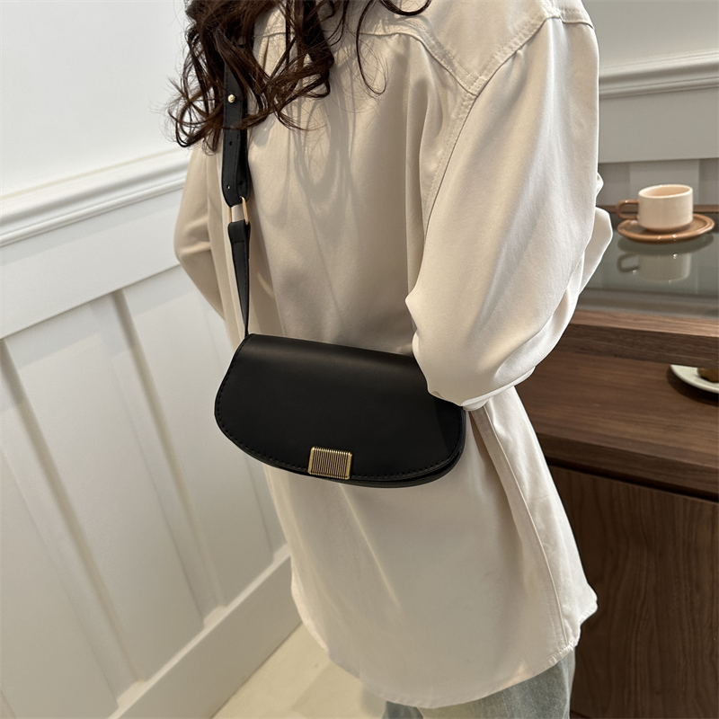 Women's Medium Pu Leather Solid Color Classic Style Square Flip Cover Saddle Bag display picture 9