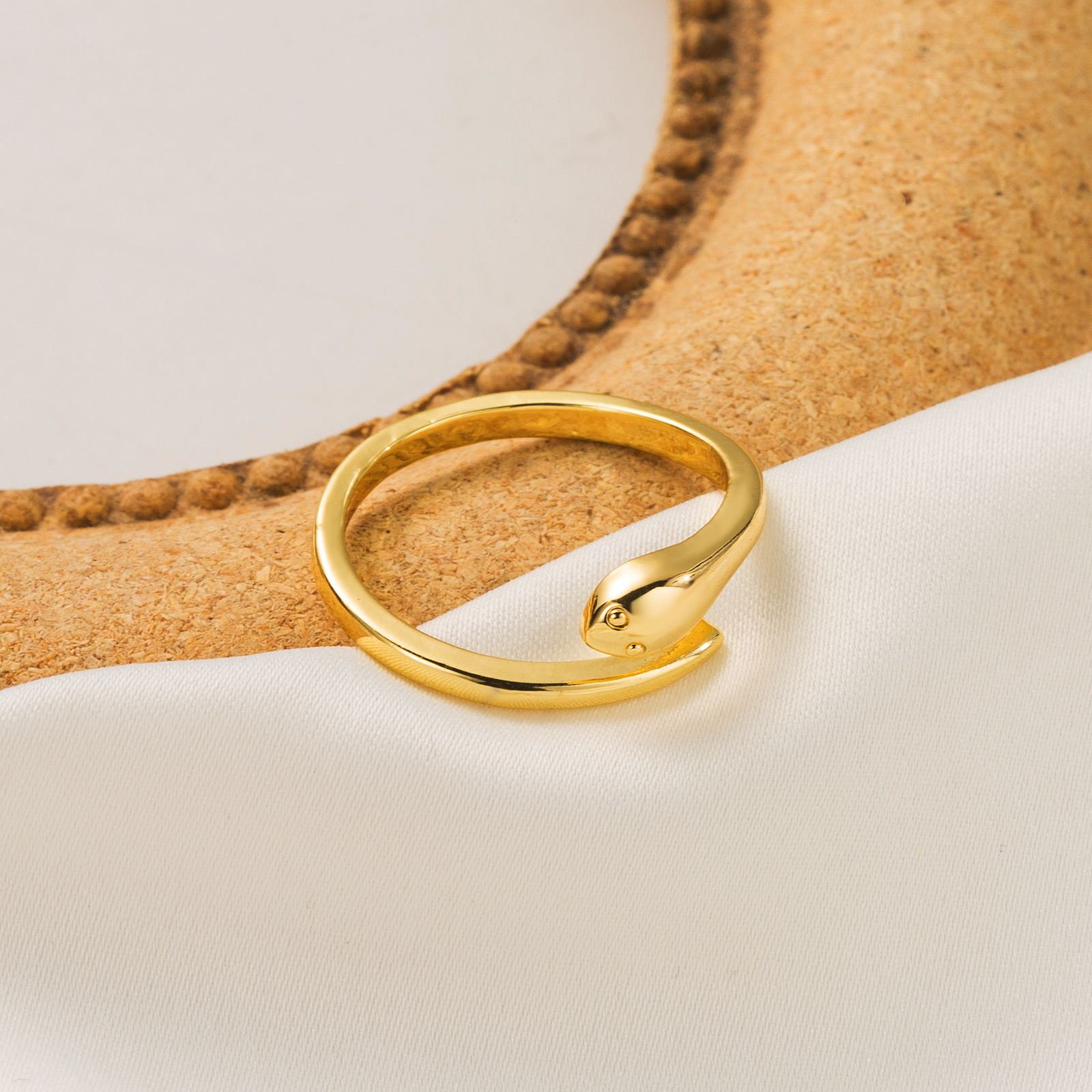 Großhandel IG-Stil Einfacher Stil Herzform Einfarbig Schlange Kupfer 18 Karat Vergoldet Offener Ring display picture 5