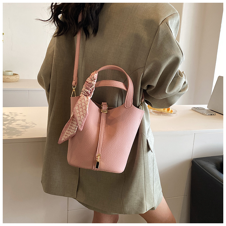 Women's Medium Pu Leather Solid Color Classic Style Bucket Lock Clasp Crossbody Bag display picture 2