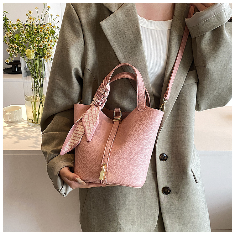 Women's Medium Pu Leather Solid Color Classic Style Bucket Lock Clasp Crossbody Bag display picture 4
