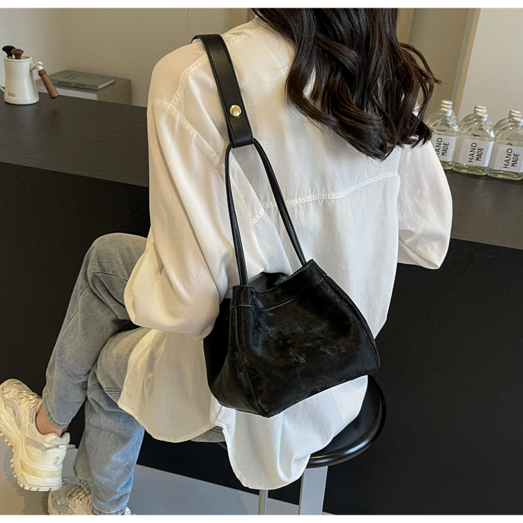 Women's Medium Pu Leather Solid Color Basic Bucket Magnetic Buckle Bucket Bag display picture 6