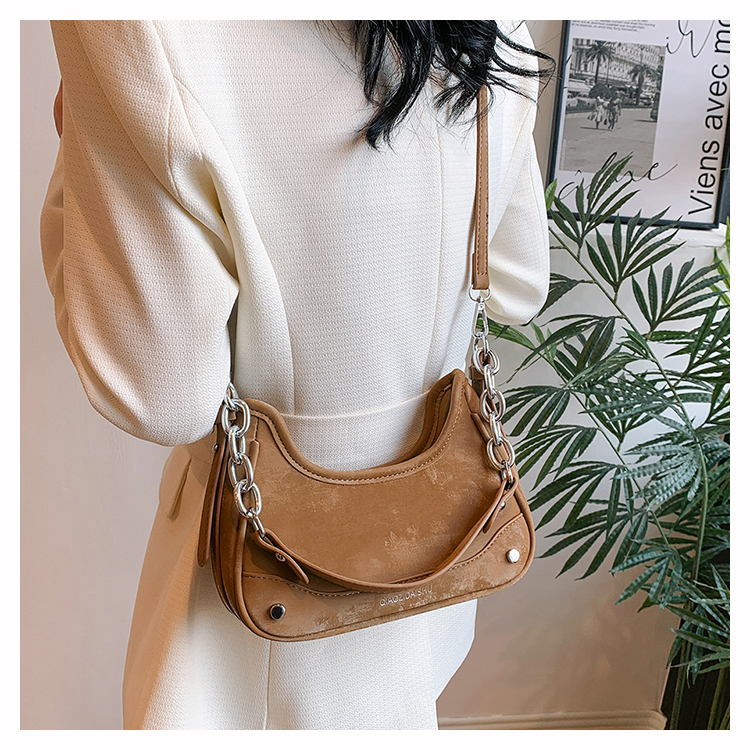 Women's Medium Pu Leather Solid Color Classic Style Streetwear Pillow Shape Zipper Crossbody Bag Underarm Bag display picture 7
