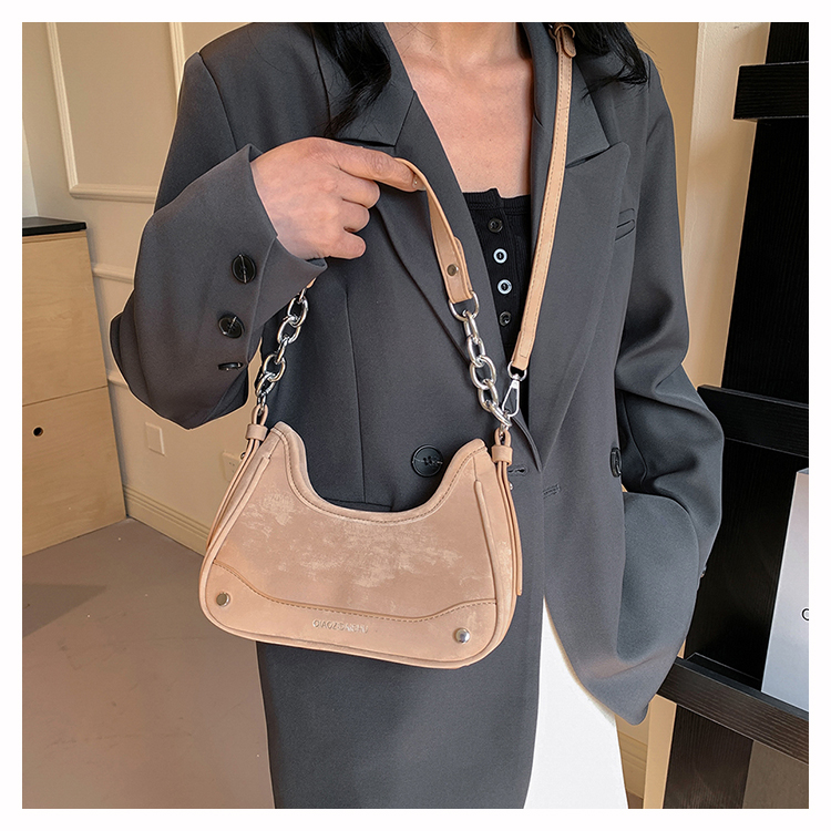 Women's Medium Pu Leather Solid Color Classic Style Streetwear Pillow Shape Zipper Crossbody Bag Underarm Bag display picture 6