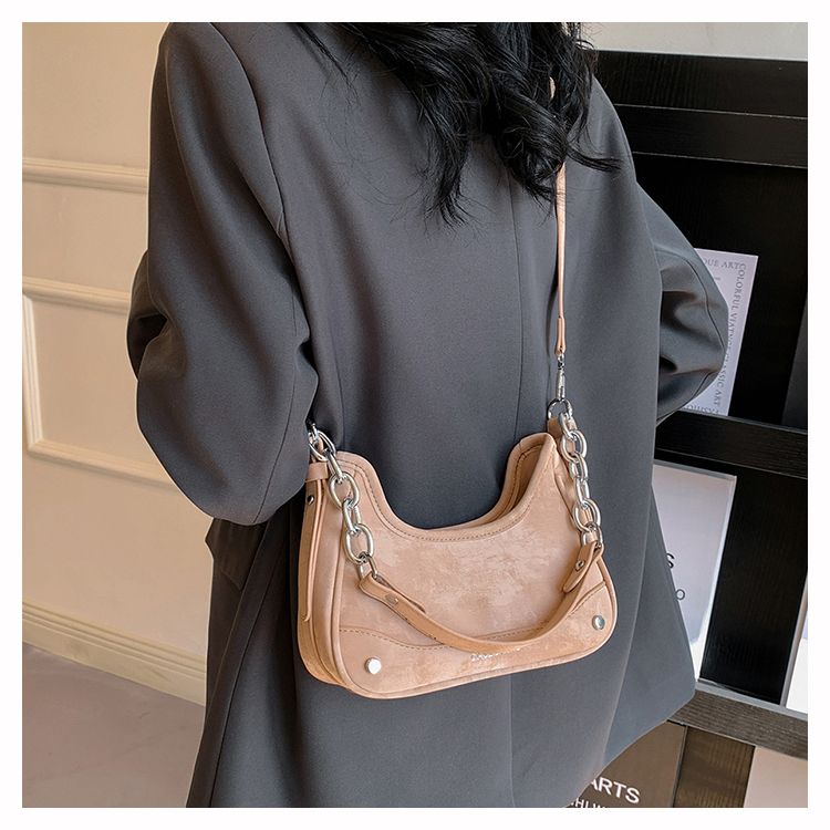Women's Medium Pu Leather Solid Color Classic Style Streetwear Pillow Shape Zipper Crossbody Bag Underarm Bag display picture 4