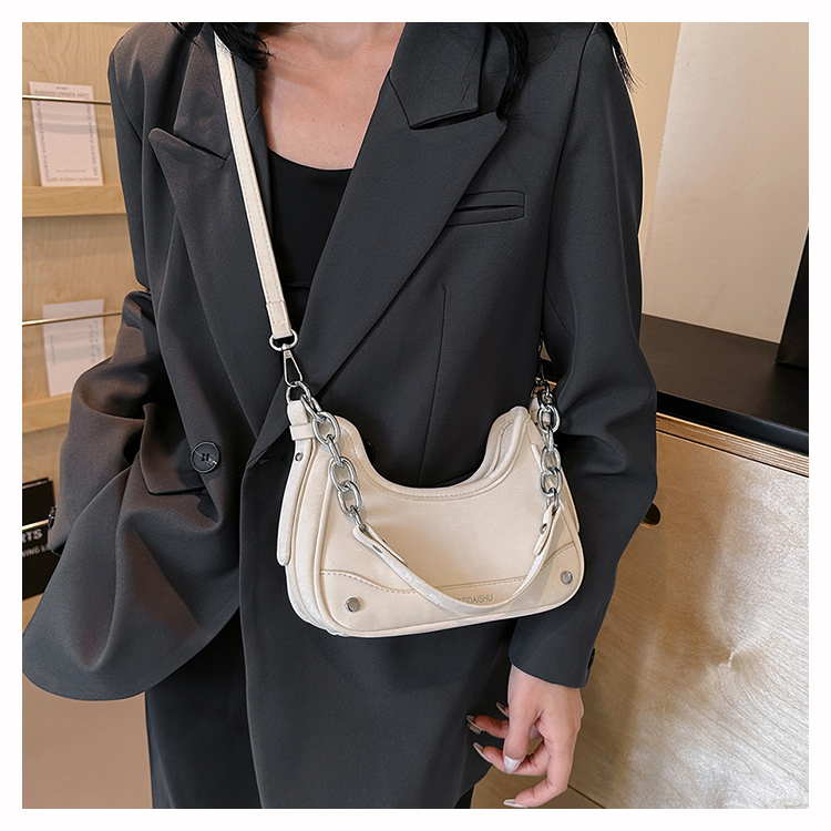 Women's Medium Pu Leather Solid Color Classic Style Streetwear Pillow Shape Zipper Crossbody Bag Underarm Bag display picture 2