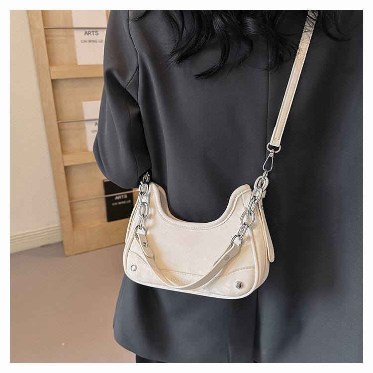 Women's Medium Pu Leather Solid Color Classic Style Streetwear Pillow Shape Zipper Crossbody Bag Underarm Bag display picture 1