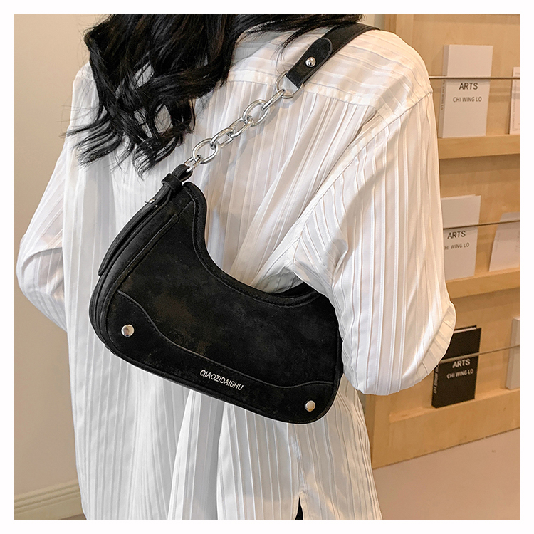 Women's Medium Pu Leather Solid Color Classic Style Streetwear Pillow Shape Zipper Crossbody Bag Underarm Bag display picture 5