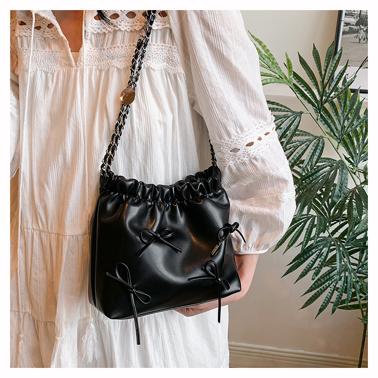 Women's Medium Pu Leather Solid Color Bow Knot Cute Classic Style Square Magnetic Buckle Bucket Bag display picture 4