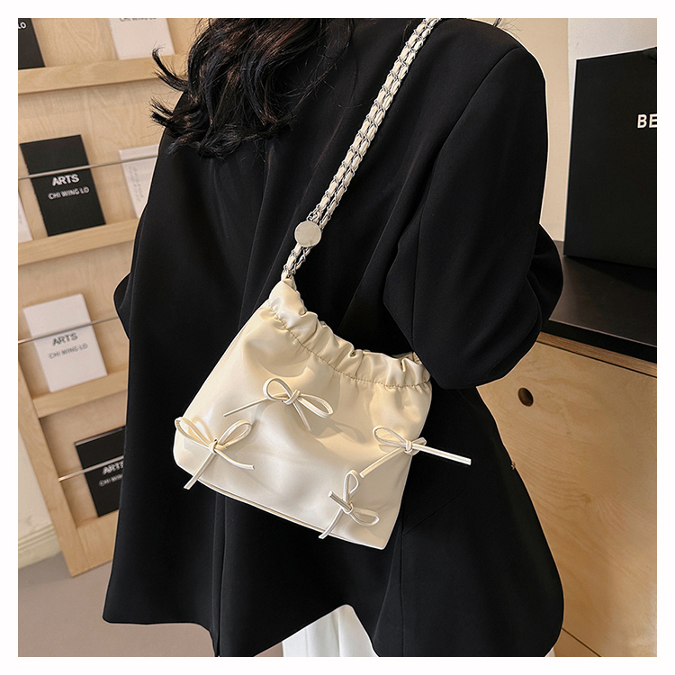 Women's Medium Pu Leather Solid Color Bow Knot Cute Classic Style Square Magnetic Buckle Bucket Bag display picture 6