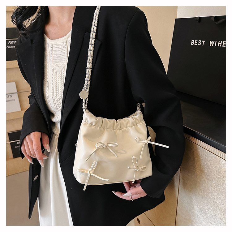 Women's Medium Pu Leather Solid Color Bow Knot Cute Classic Style Square Magnetic Buckle Bucket Bag display picture 3