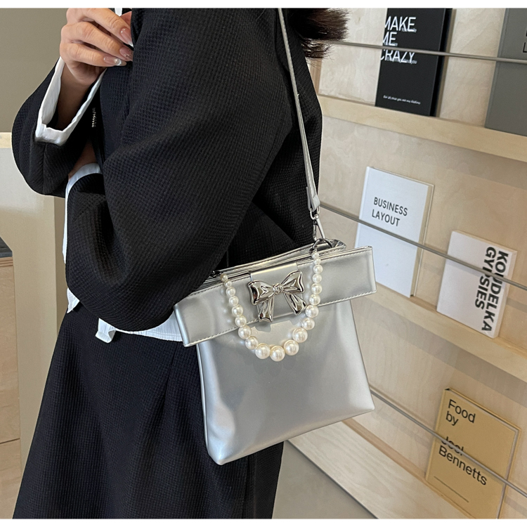 Women's Medium Pu Leather Solid Color Bow Knot Classic Style Pearls Square Magnetic Buckle Crossbody Bag display picture 10