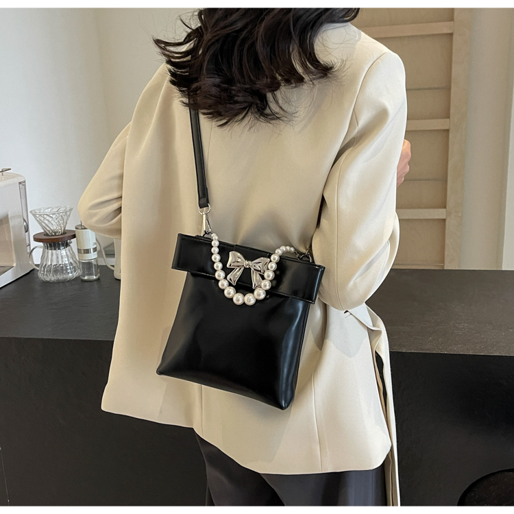 Women's Medium Pu Leather Solid Color Bow Knot Classic Style Pearls Square Magnetic Buckle Crossbody Bag display picture 4