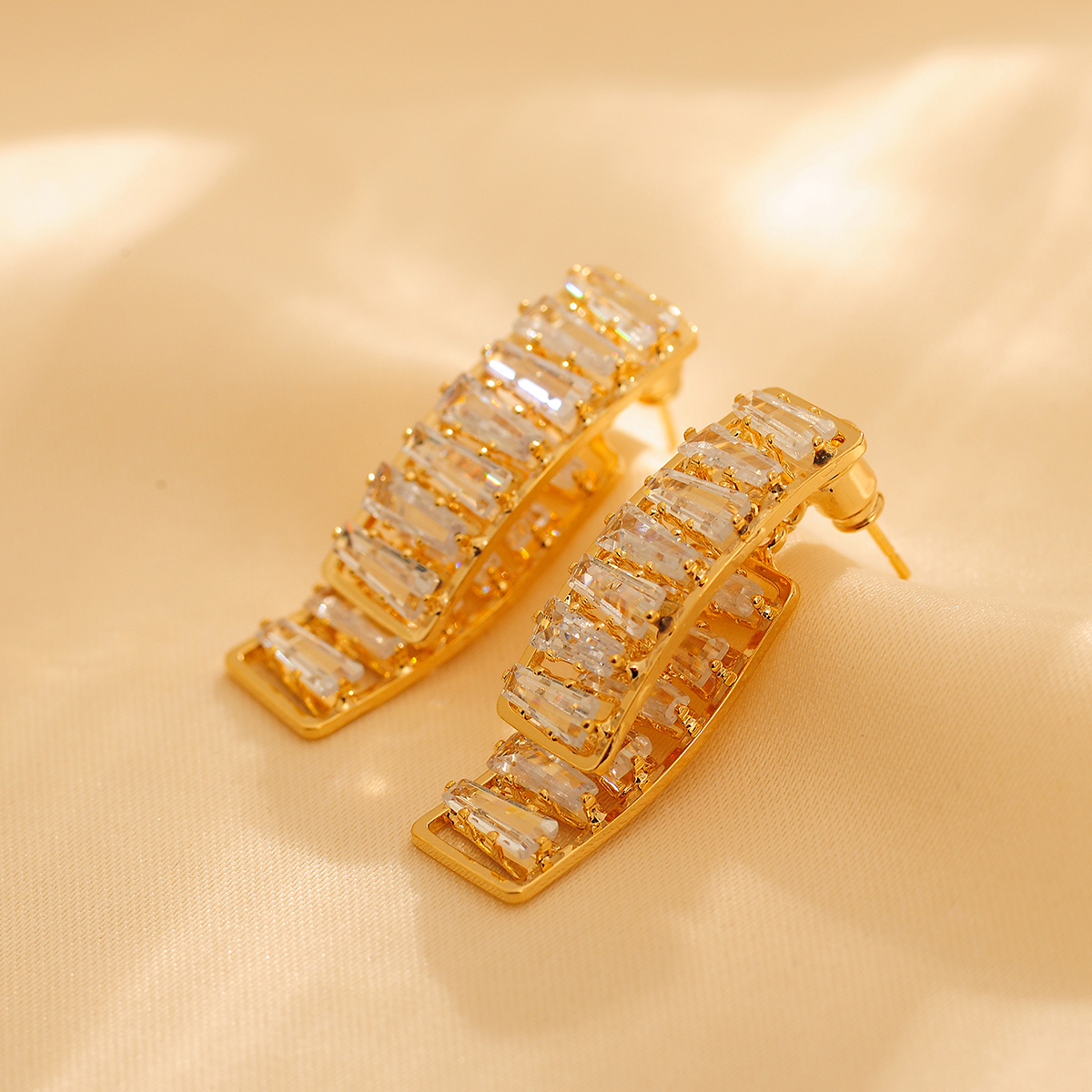 1 Pair Luxurious Shiny Solid Color Plating Inlay Titanium Steel Zircon 18K Gold Plated Earrings display picture 1