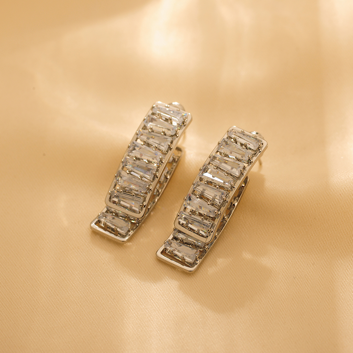 1 Pair Luxurious Shiny Solid Color Plating Inlay Titanium Steel Zircon 18K Gold Plated Earrings display picture 3