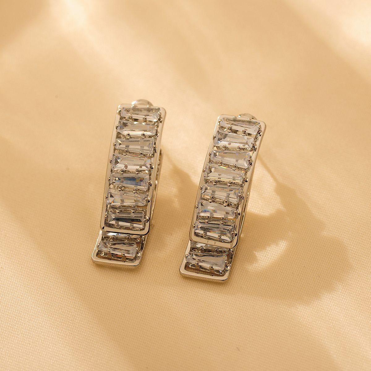1 Pair Luxurious Shiny Solid Color Plating Inlay Titanium Steel Zircon 18K Gold Plated Earrings display picture 13