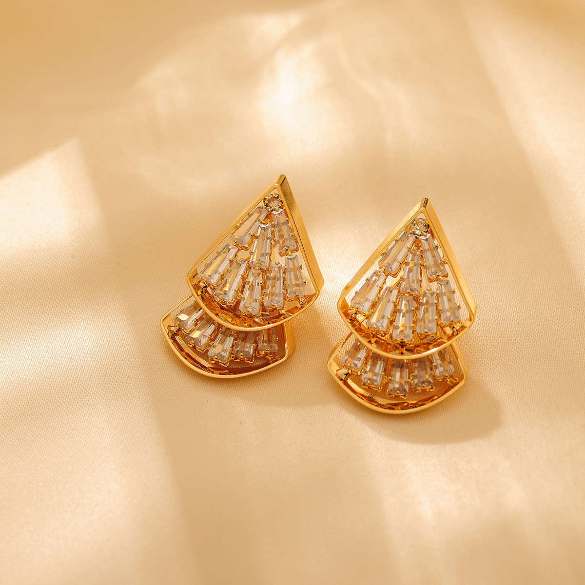 1 Pair Simple Style Classic Style Sector Plating Inlay Titanium Steel Zircon 18K Gold Plated Ear Studs display picture 2