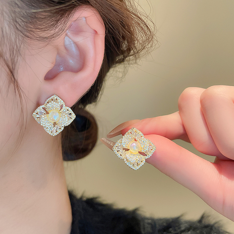 1 Pair Elegant Flower Inlay Copper Zircon Ear Studs display picture 2