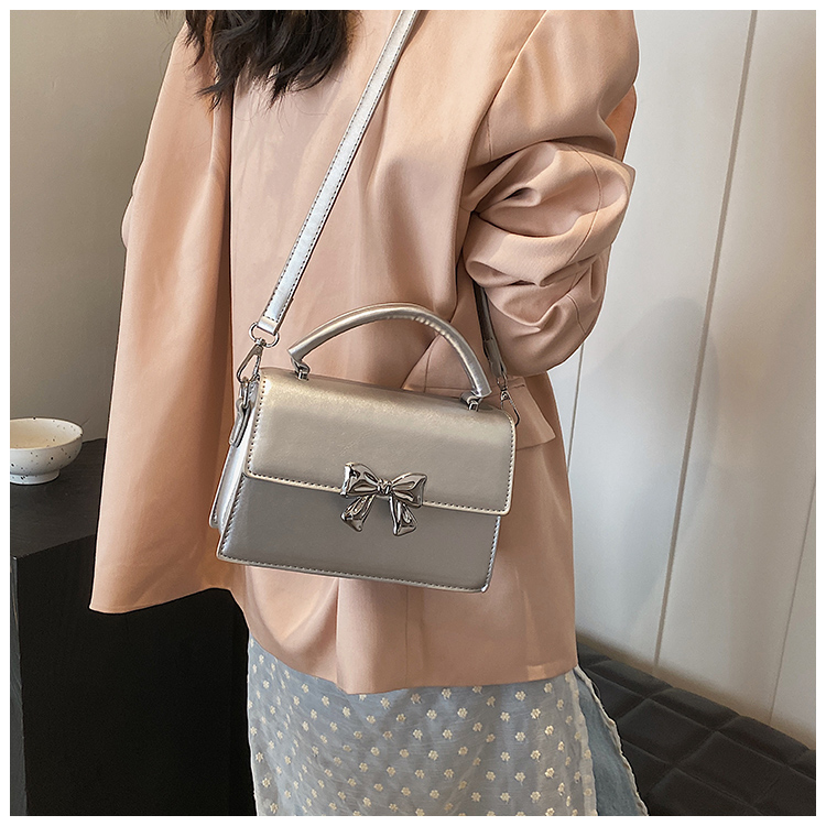 Women's Medium Pu Leather Solid Color Bow Knot Basic Square Magnetic Buckle Crossbody Bag display picture 13