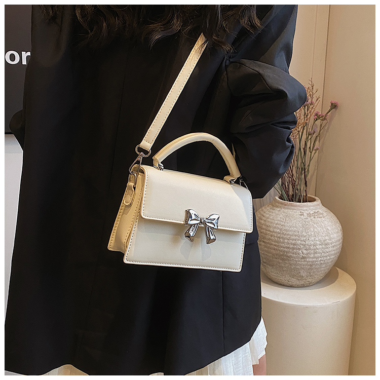 Women's Medium Pu Leather Solid Color Bow Knot Basic Square Magnetic Buckle Crossbody Bag display picture 12
